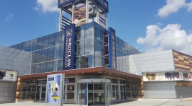 Dodatkowe 100 złotych na zakupy we Wrocławiu Zakupy, LIFESTYLE - Kupując jesienne kolekcje nie trzeba przepłacać. Od 1 do 3 września we Wrocław Fashion Outlet można to zrobić jeszcze taniej. Podczas zakupów można tam otrzymać dodatkowe 100 złotych na modowe zakupy z oferty sezonu jesień-zima