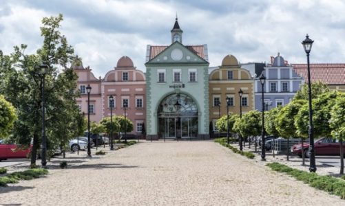 Obniżki sezonowe – czy mogą na nie liczyć także klienci outletów?